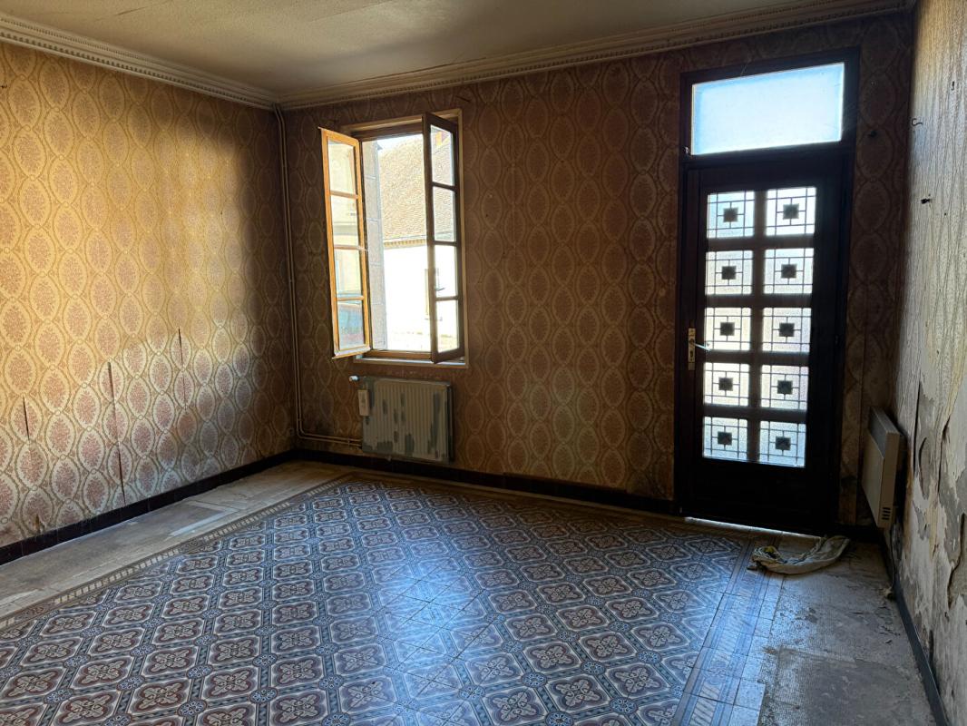 LE MONTET Le Montet Maison + Cour + cave + Jardin + puits + garage + dépendances 5