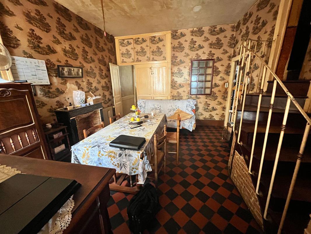 LE MONTET Le Montet Maison + Cour + cave + Jardin + puits + garage + dépendances 6