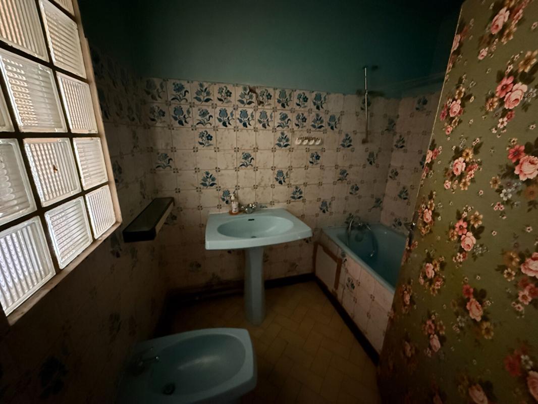 LE MONTET Le Montet Maison + Cour + cave + Jardin + puits + garage + dépendances 8