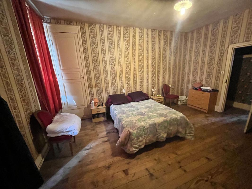 LE MONTET Le Montet Maison + Cour + cave + Jardin + puits + garage + dépendances 9