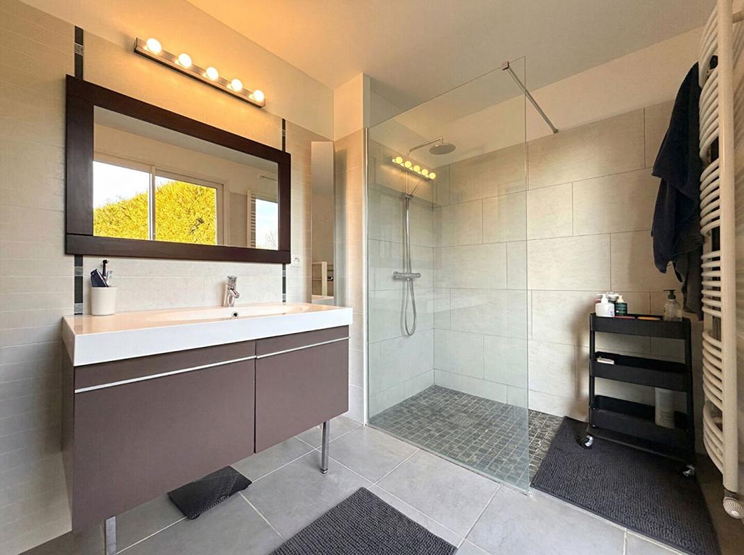 GAUVILLE-LA-CAMPAGNE Charmante Maison Familiale et Individuelle ? 3 niveaux ? 1 étage ? 3 Chambres ? Sous Sol Total ? Terrain 3545 m2 18