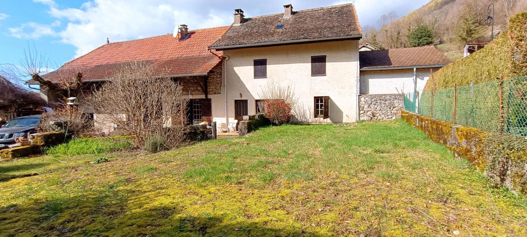 MARCHAMP Maison de campagne avec dépendances ? Marchamp (01680) 11