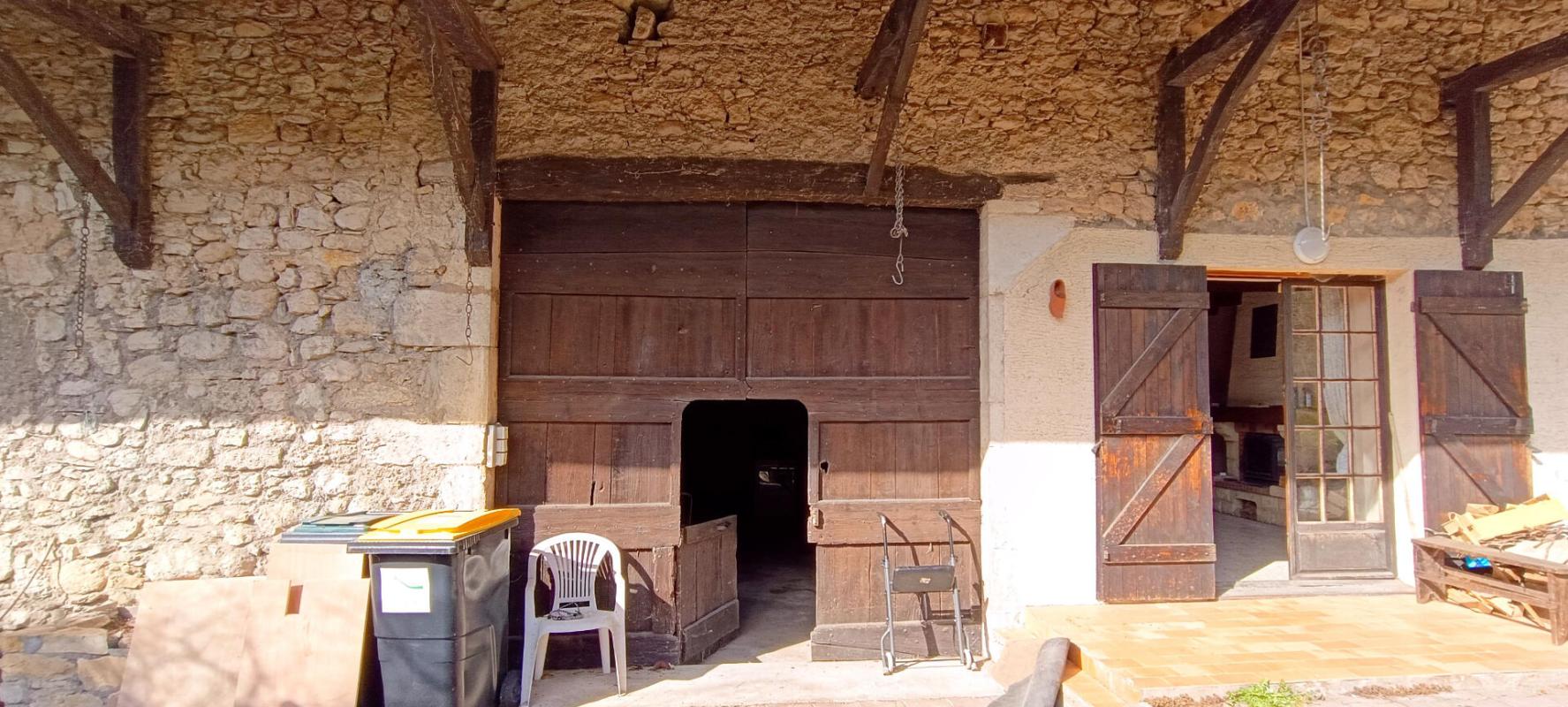 MARCHAMP Maison de campagne avec dépendances ? Marchamp (01680) 12