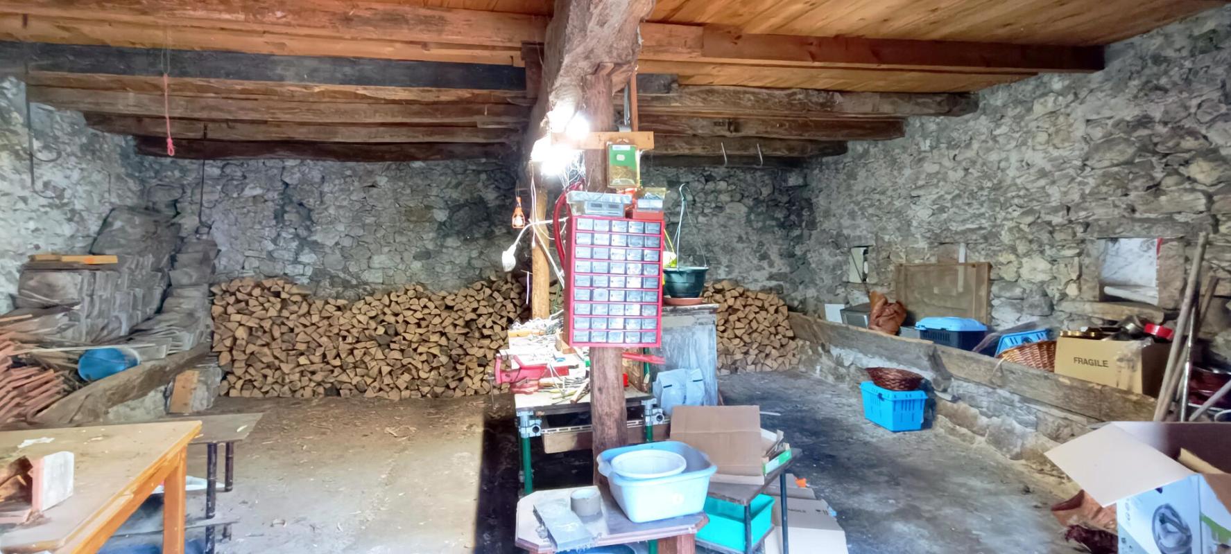 MARCHAMP Maison de campagne avec dépendances ? Marchamp (01680) 14