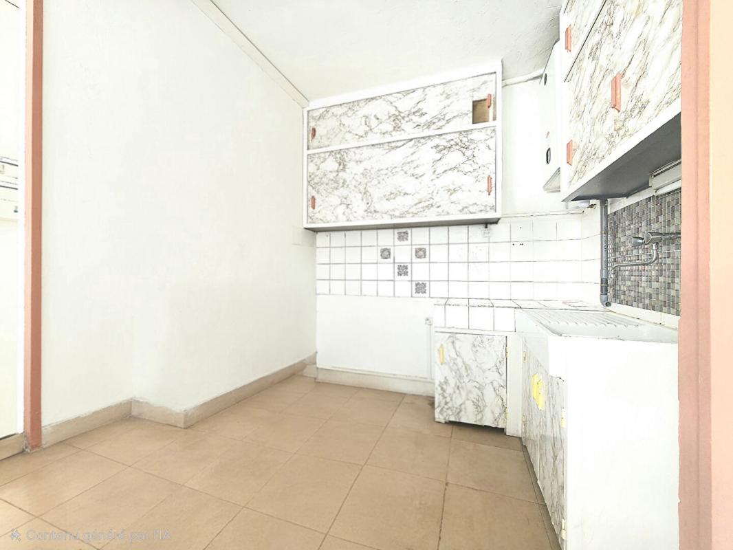 LE LAVANDOU T2 AU C?UR DU LAVANDOU AVEC TERRASSE ? EMPLACEMENT RARE 172000 EUR 3