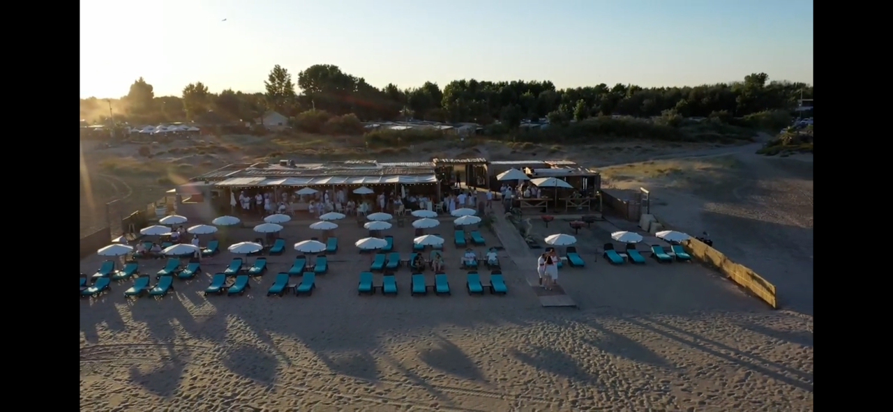 LE GRAU D'AGDE Restaurant Paillote- Bar- Plage aménagée 120 couverts- licence IV 4
