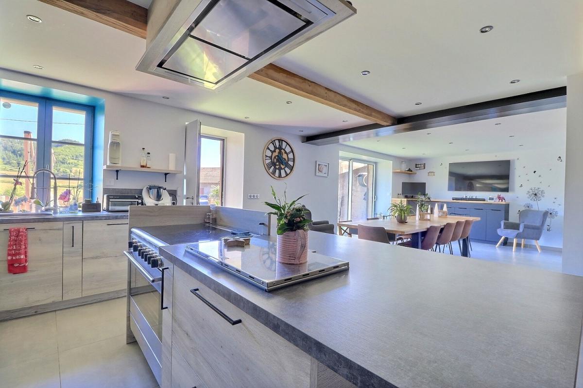 MATOUR Vaste maison rénovée à proximité des écoles et commerces 13