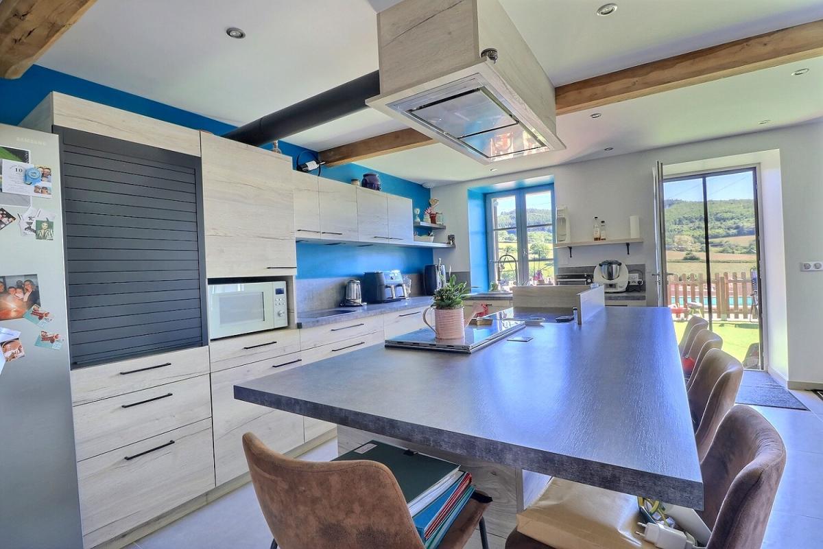 MATOUR Vaste maison rénovée à proximité des écoles et commerces 2