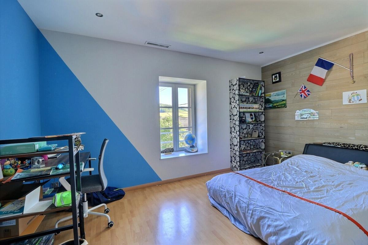 MATOUR Vaste maison rénovée à proximité des écoles et commerces 9