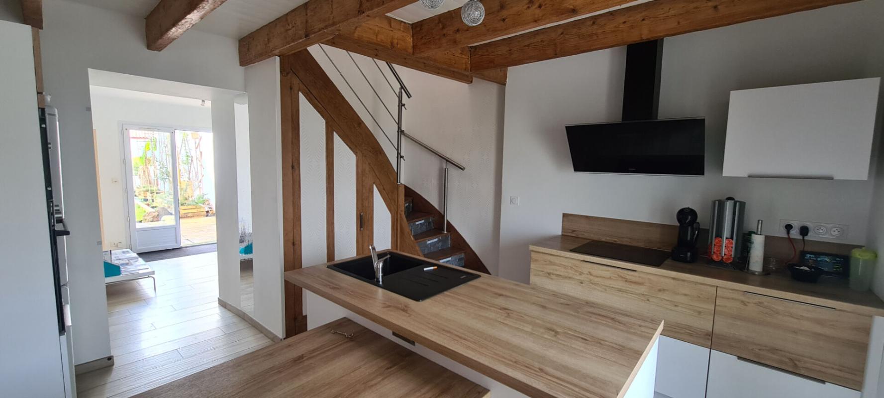 GORGES Maison Gorges 5 P . 3 Chs . 1 Bureau . 93 M² . T 507 M² . Garage . Cave . Préau 12