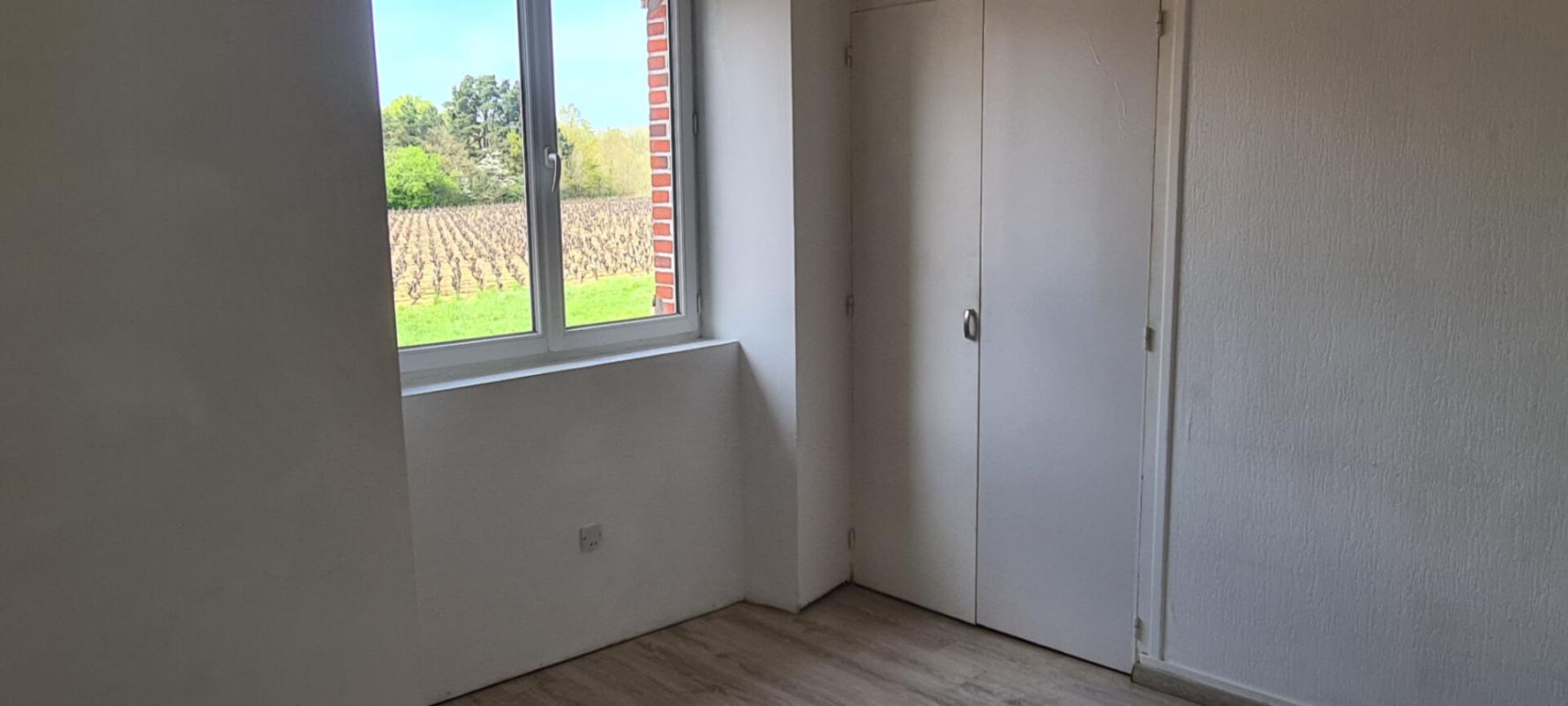 GORGES Maison Gorges 5 P . 3 Chs . 1 Bureau . 93 M² . T 507 M² . Garage . Cave . Préau 14