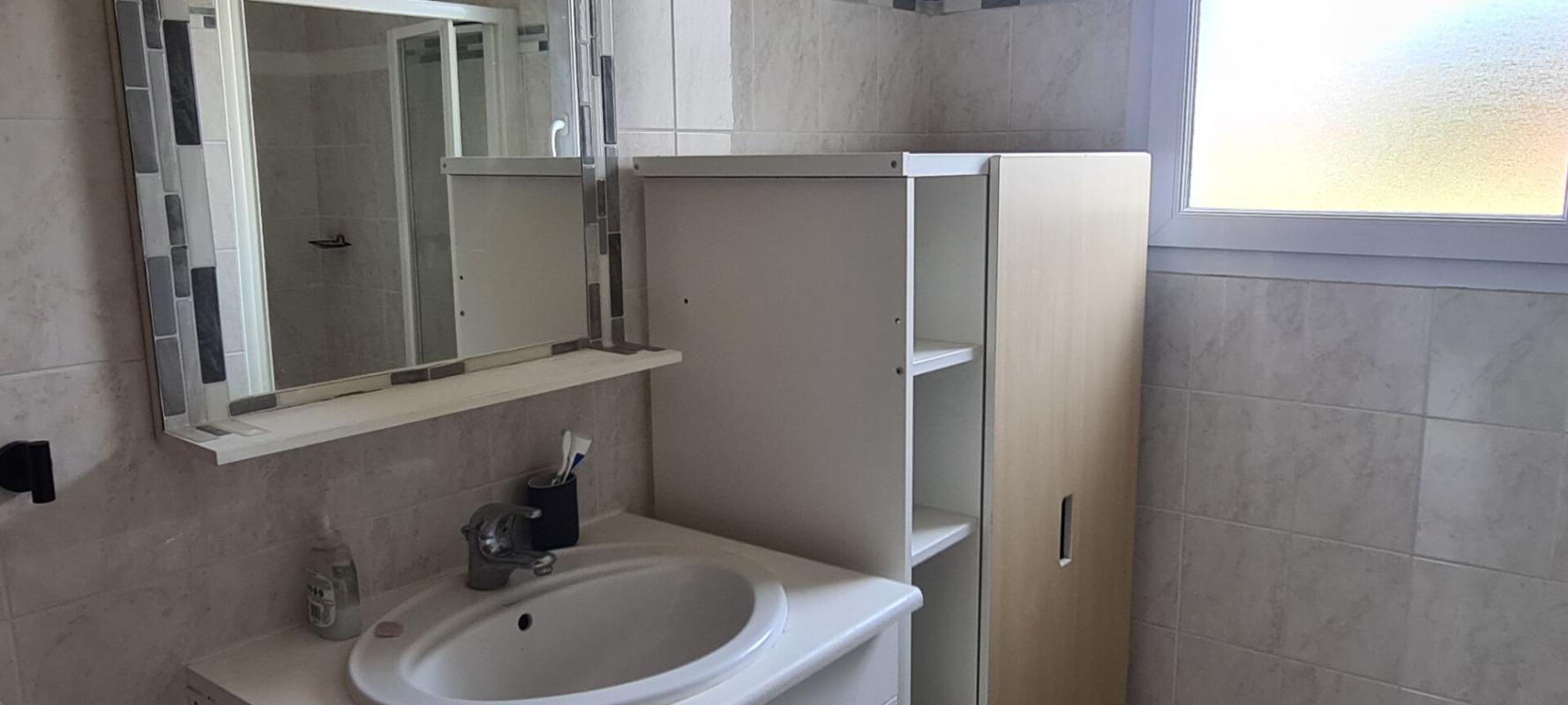 GORGES Maison Gorges 5 P . 3 Chs . 1 Bureau . 93 M² . T 507 M² . Garage . Cave . Préau 16