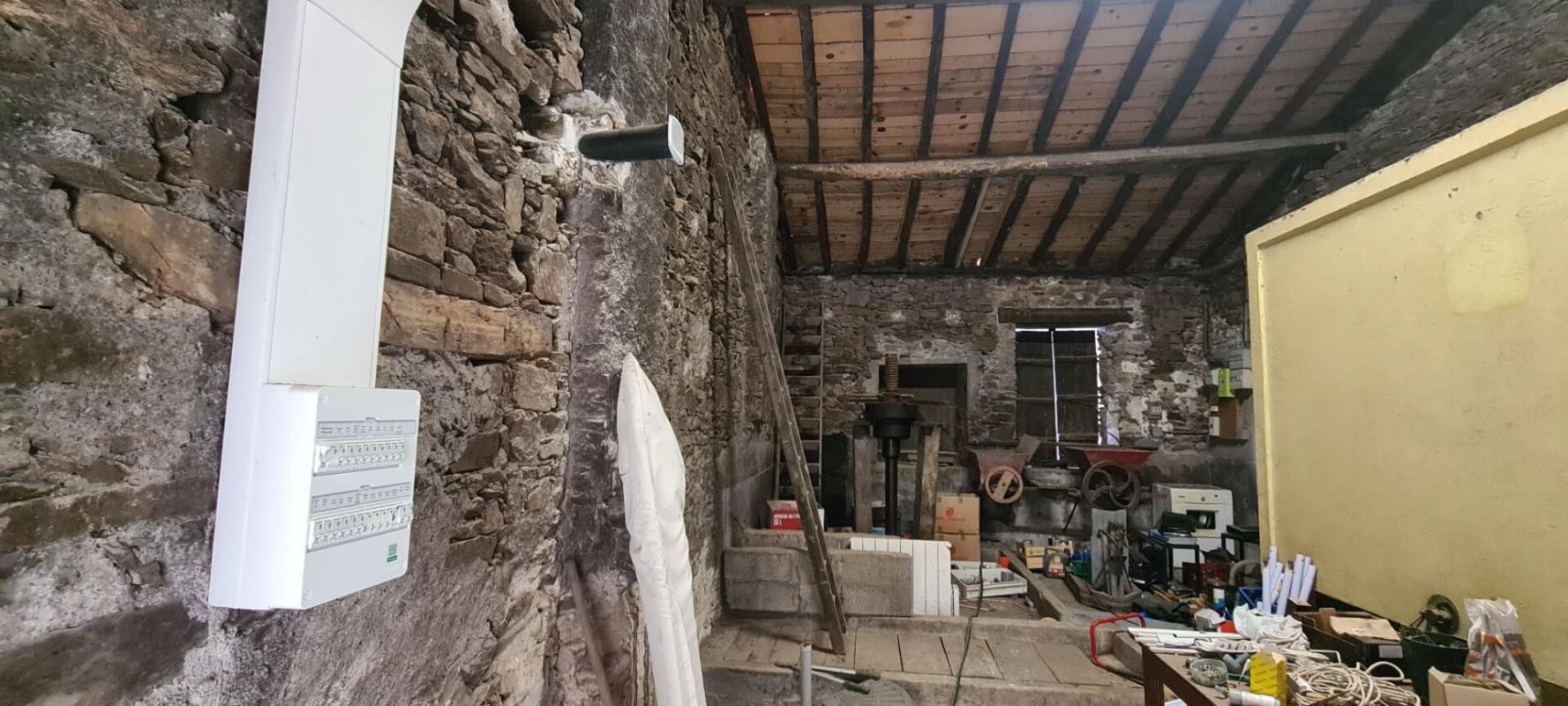 GORGES Maison Gorges 5 P . 3 Chs . 1 Bureau . 93 M² . T 507 M² . Garage . Cave . Préau 18