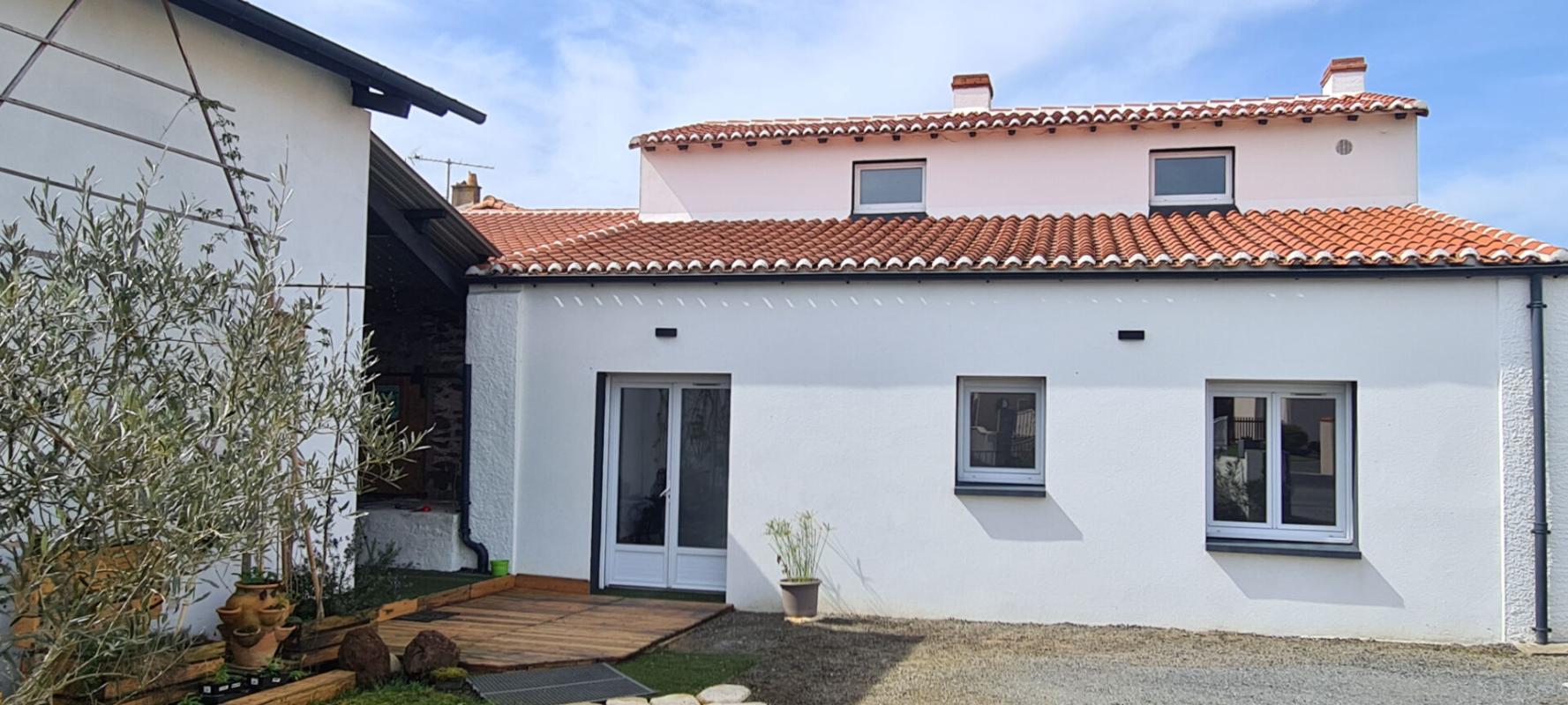 GORGES Maison Gorges 5 P . 3 Chs . 1 Bureau . 93 M² . T 507 M² . Garage . Cave . Préau 3