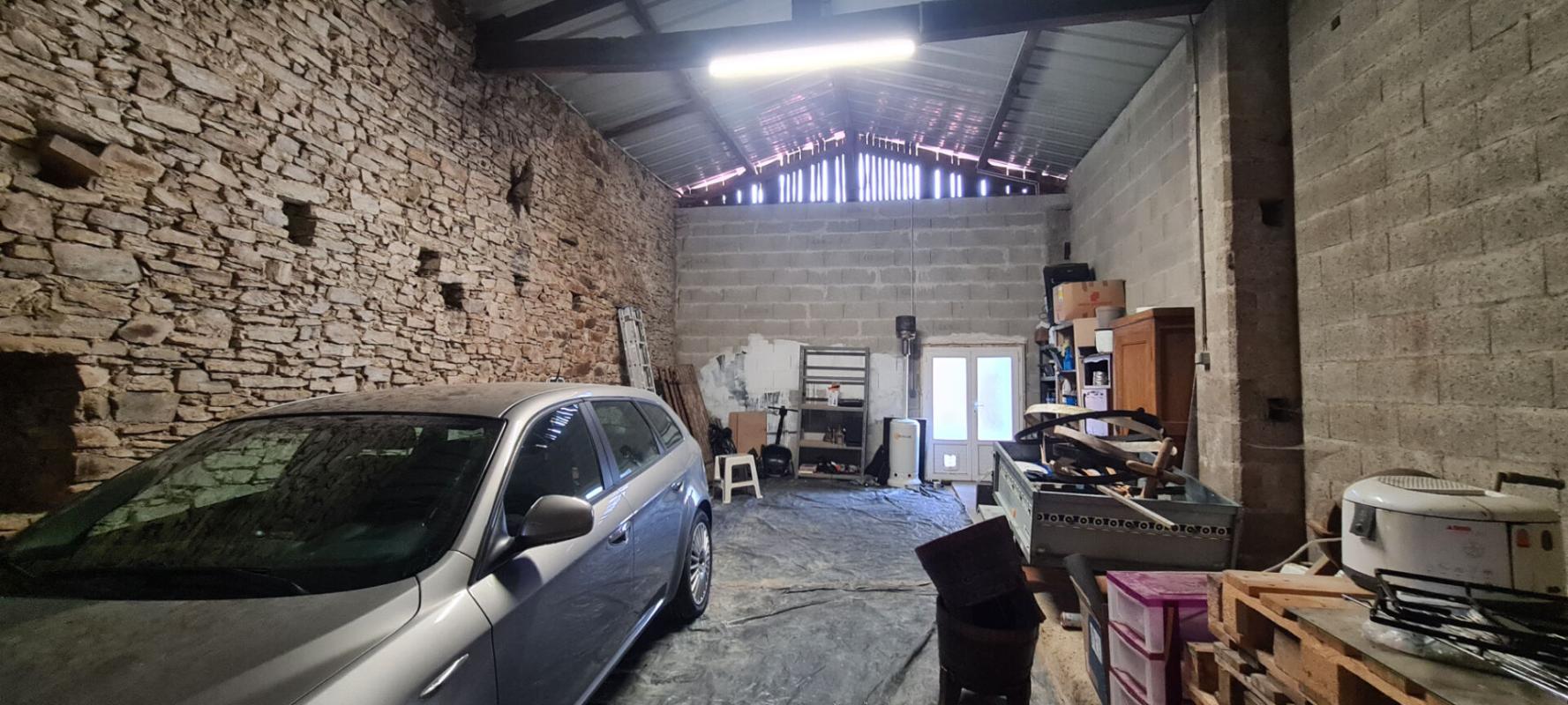 GORGES Maison Gorges 5 P . 3 Chs . 1 Bureau . 93 M² . T 507 M² . Garage . Cave . Préau 4