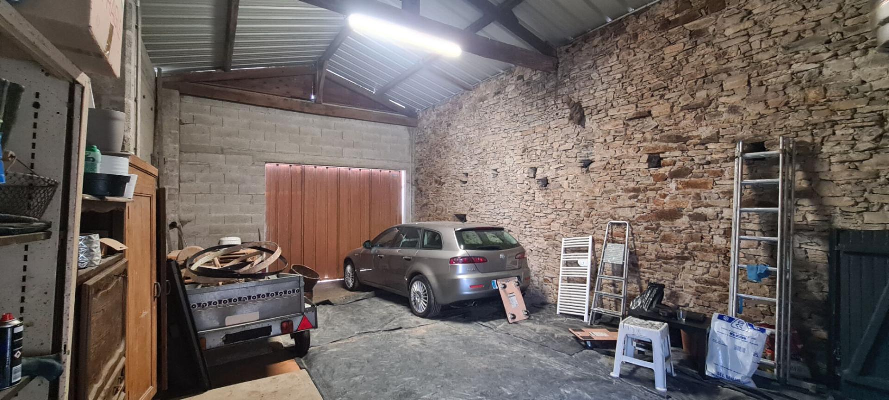 GORGES Maison Gorges 5 P . 3 Chs . 1 Bureau . 93 M² . T 507 M² . Garage . Cave . Préau 5