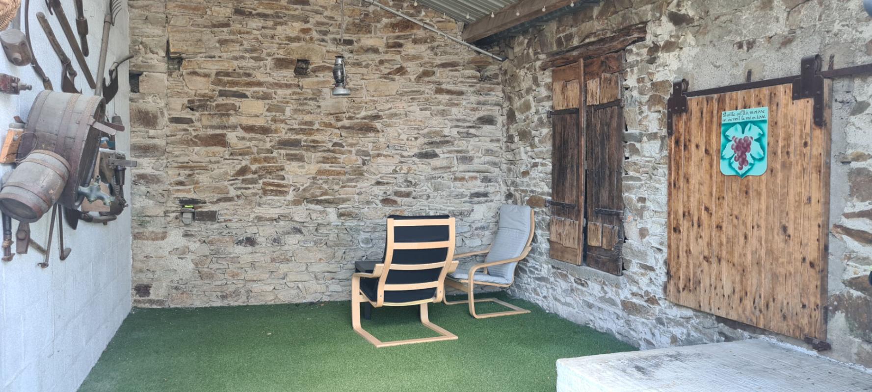 GORGES Maison Gorges 5 P . 3 Chs . 1 Bureau . 93 M² . T 507 M² . Garage . Cave . Préau 6