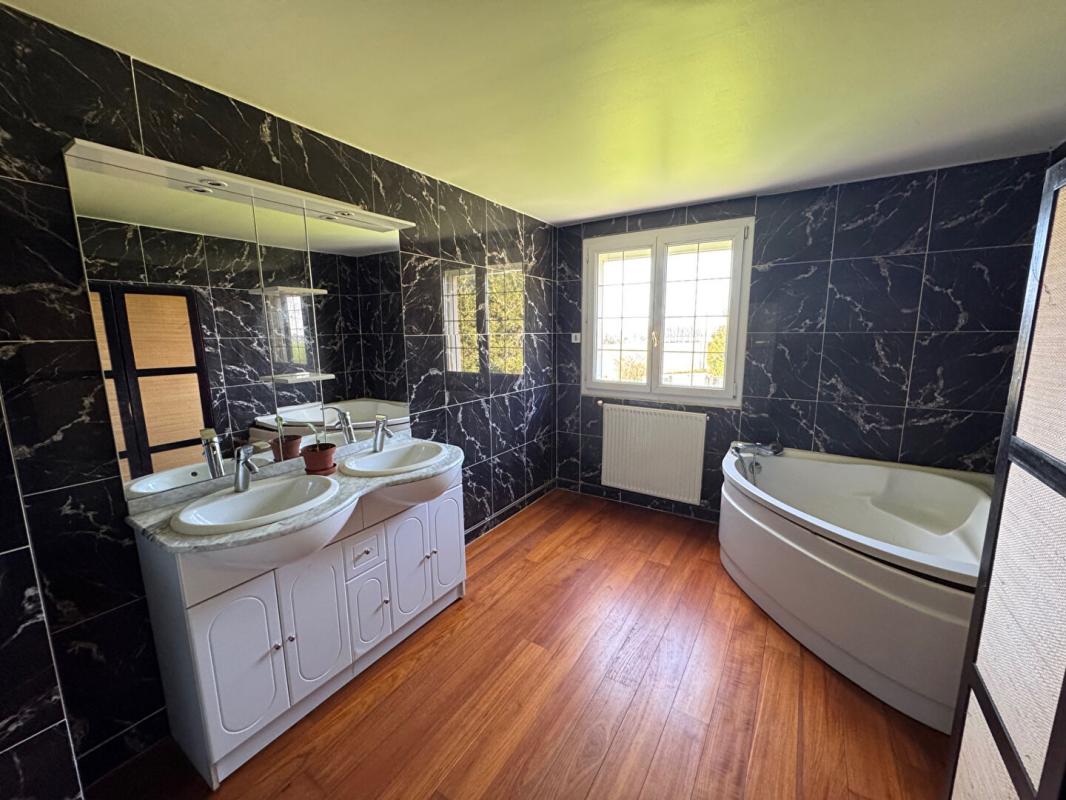 GODERVILLE Maison Goderville 8 pièce(s) 237 m2 10