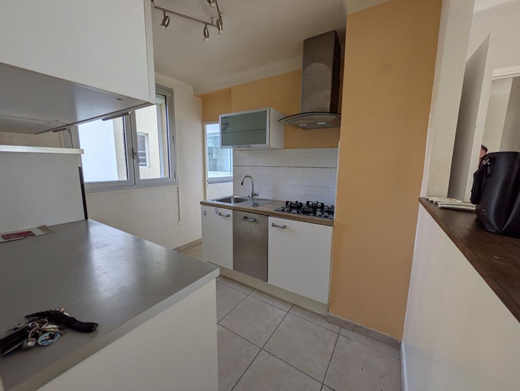 MARTIGUES Martigues , App T3/4 de 71m2 ,plein sud , avec deux balcons et parking 2