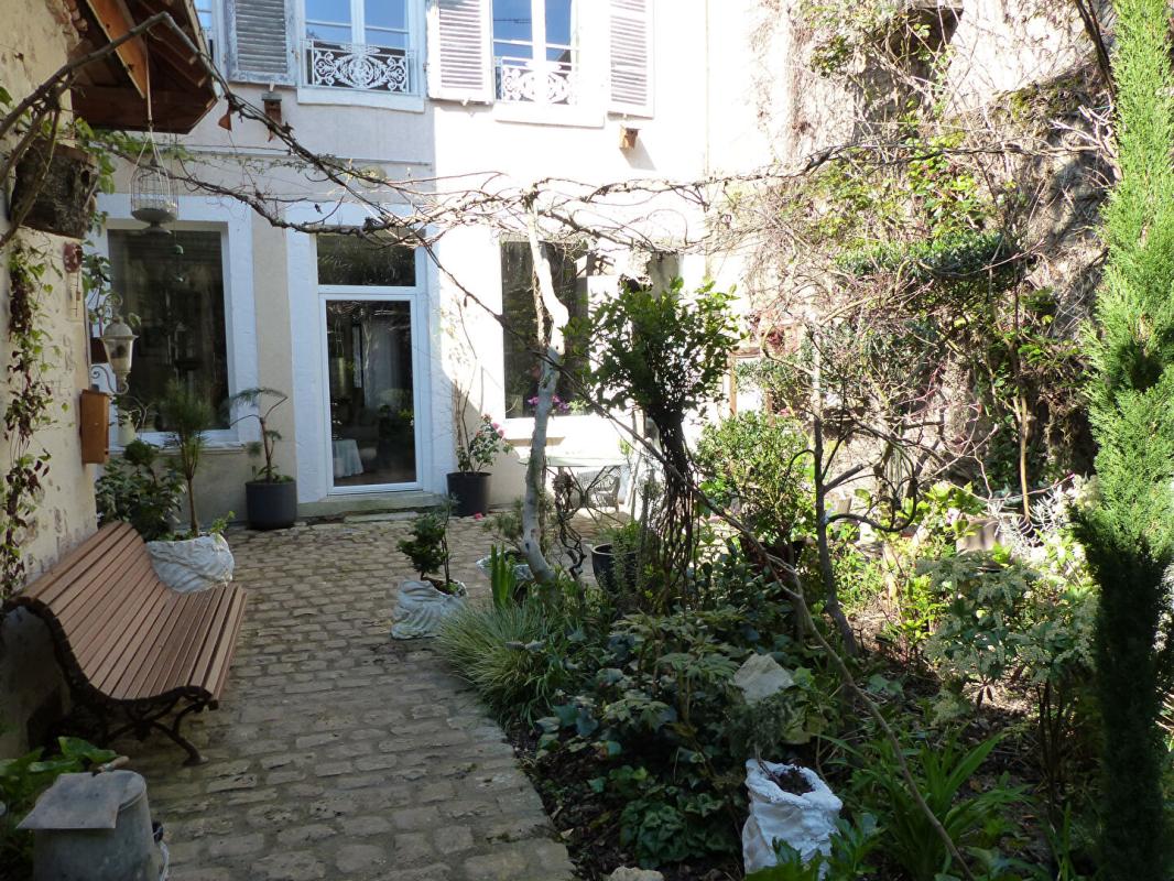 CHATILLON-SUR-LOIRE Maison de ville  10 pièce(s) 300 m2 VENTE À TERME OCCUPÉE 17