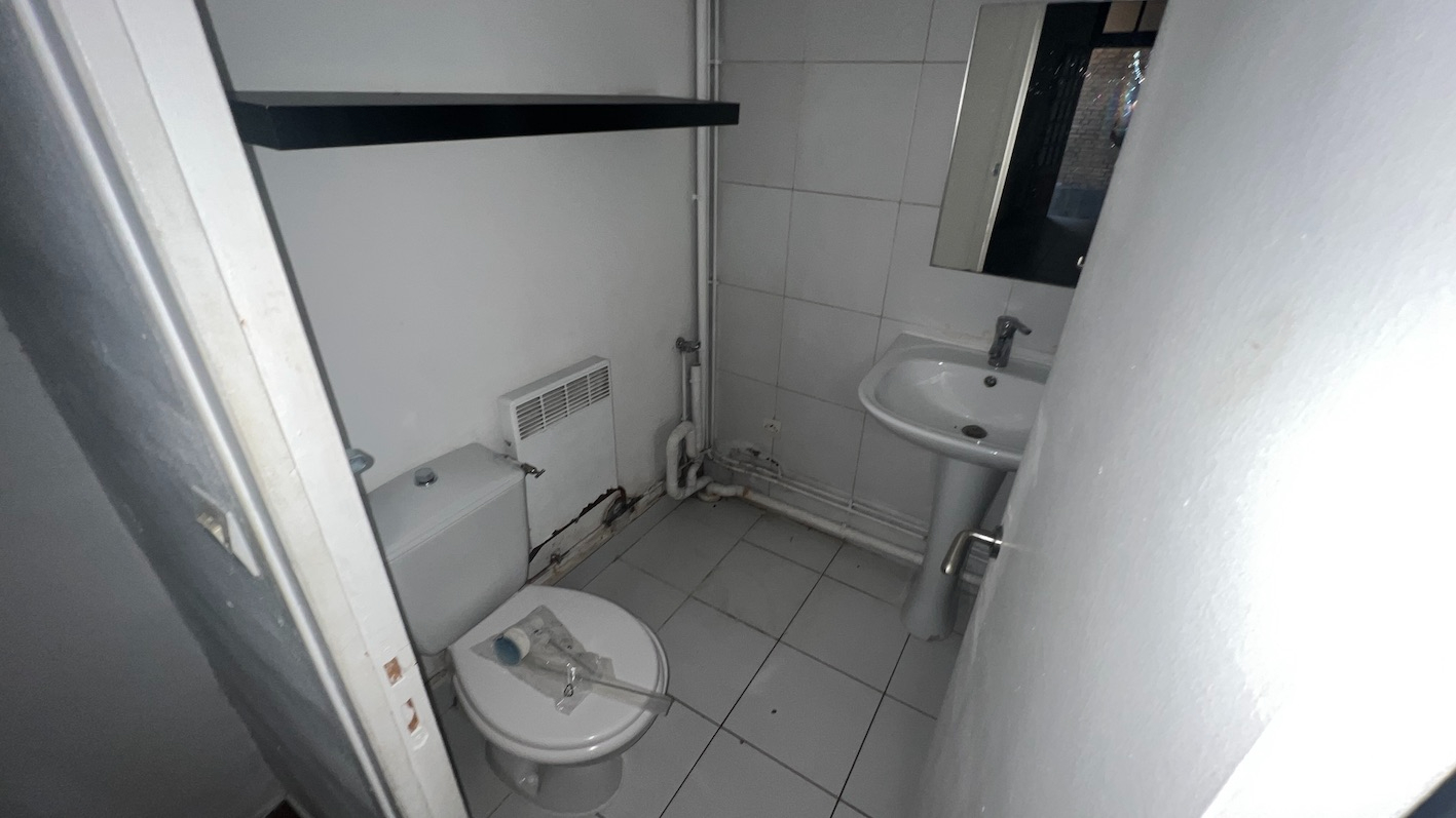 PARIS-15E-ARRONDISSEMENT 75015 PARIS, Rue du Commerce - Local 20 m² sur cour 7