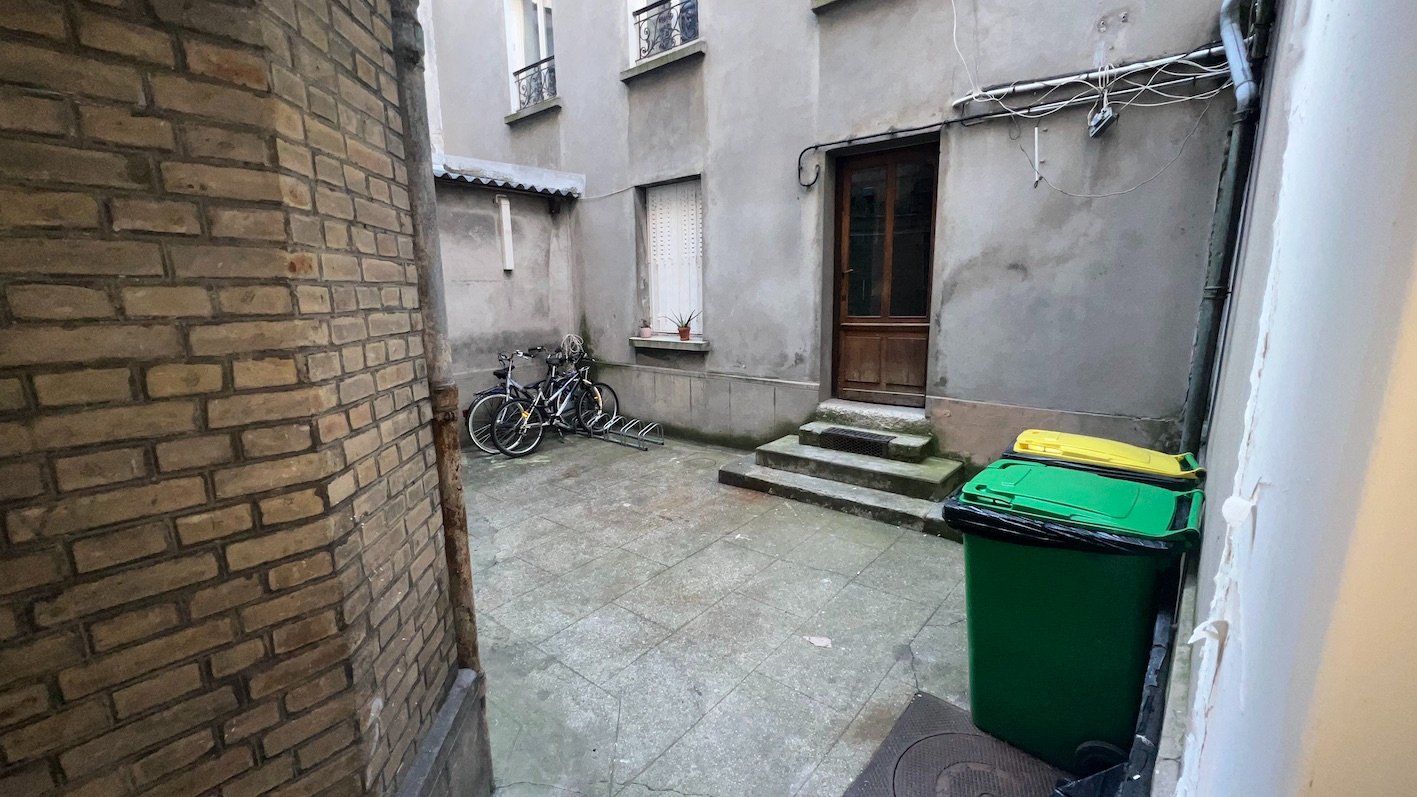 PARIS-15E-ARRONDISSEMENT 75015 PARIS, Rue du Commerce - Local 20 m² sur cour 9