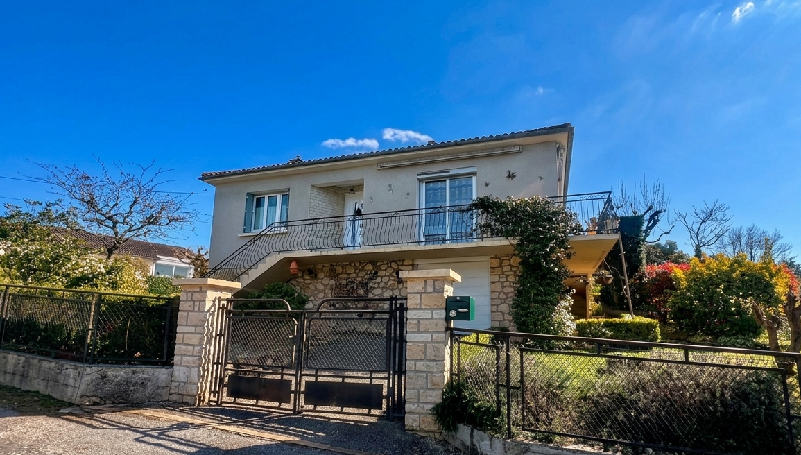 LUZECH Luzech Maison 3 chambres sur près de 1000 m² de terrain proche commodités 1