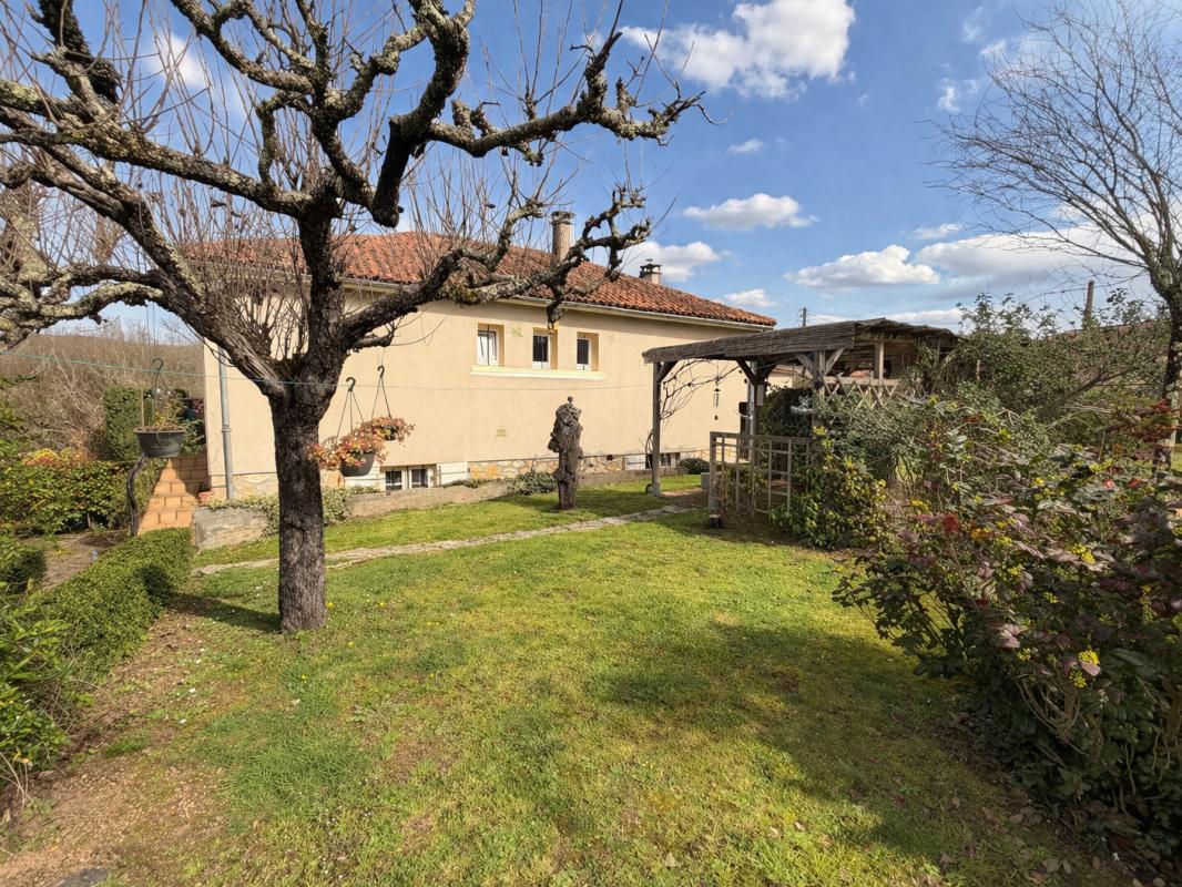 LUZECH Luzech Maison 3 chambres sur près de 1000 m² de terrain proche commodités 16