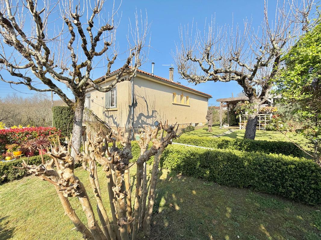 LUZECH Luzech Maison 3 chambres sur près de 1000 m² de terrain proche commodités 2
