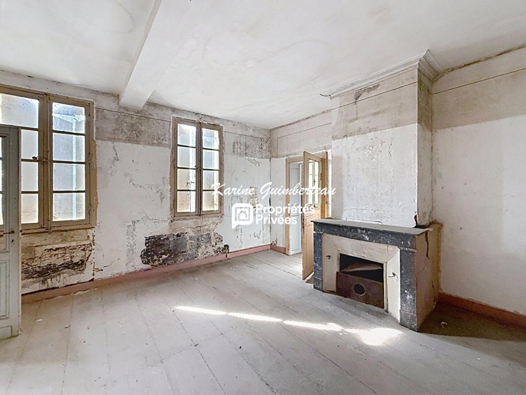 SAINT-EMILION Demeure majestueuse en pierre, avec jardin à rénover 11