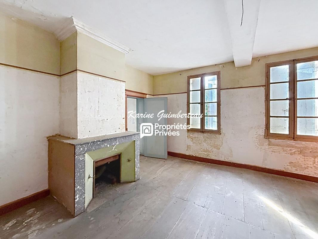 SAINT-EMILION Demeure majestueuse en pierre, avec jardin à rénover 13