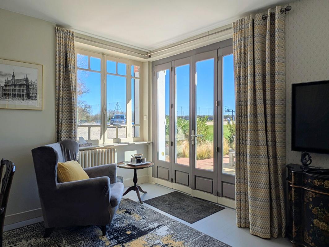 MONTOUSSIN Demeure de prestige 418 m2 avec 7 chambres, piscine, tennis sur 1 hectare 10