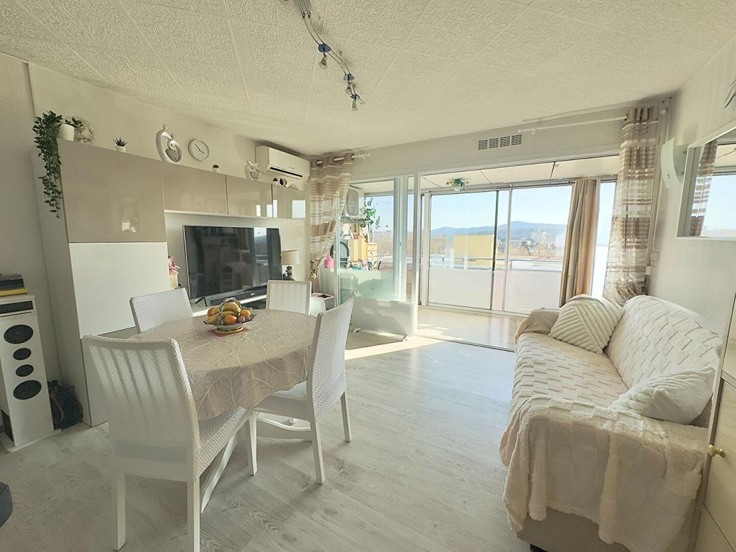 LE LAVANDOU Appartement deux pièces aperçu mer à vendre  centre ville Le Lavandou 1