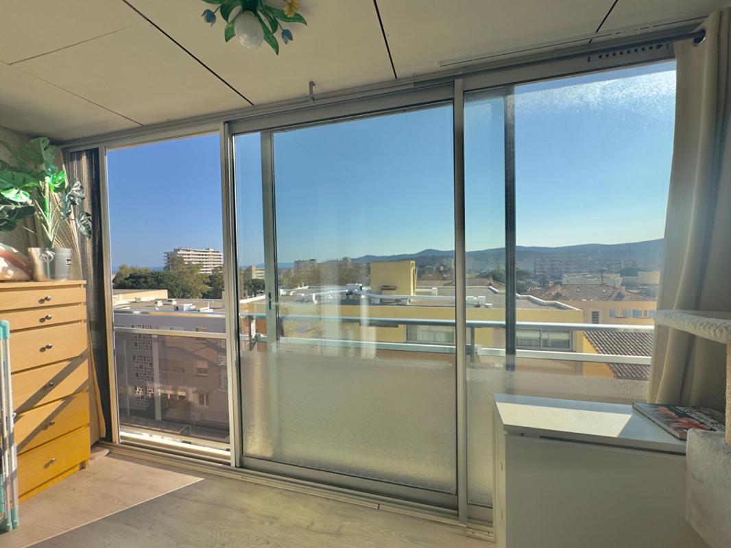 LE LAVANDOU Appartement deux pièces aperçu mer à vendre  centre ville Le Lavandou 6