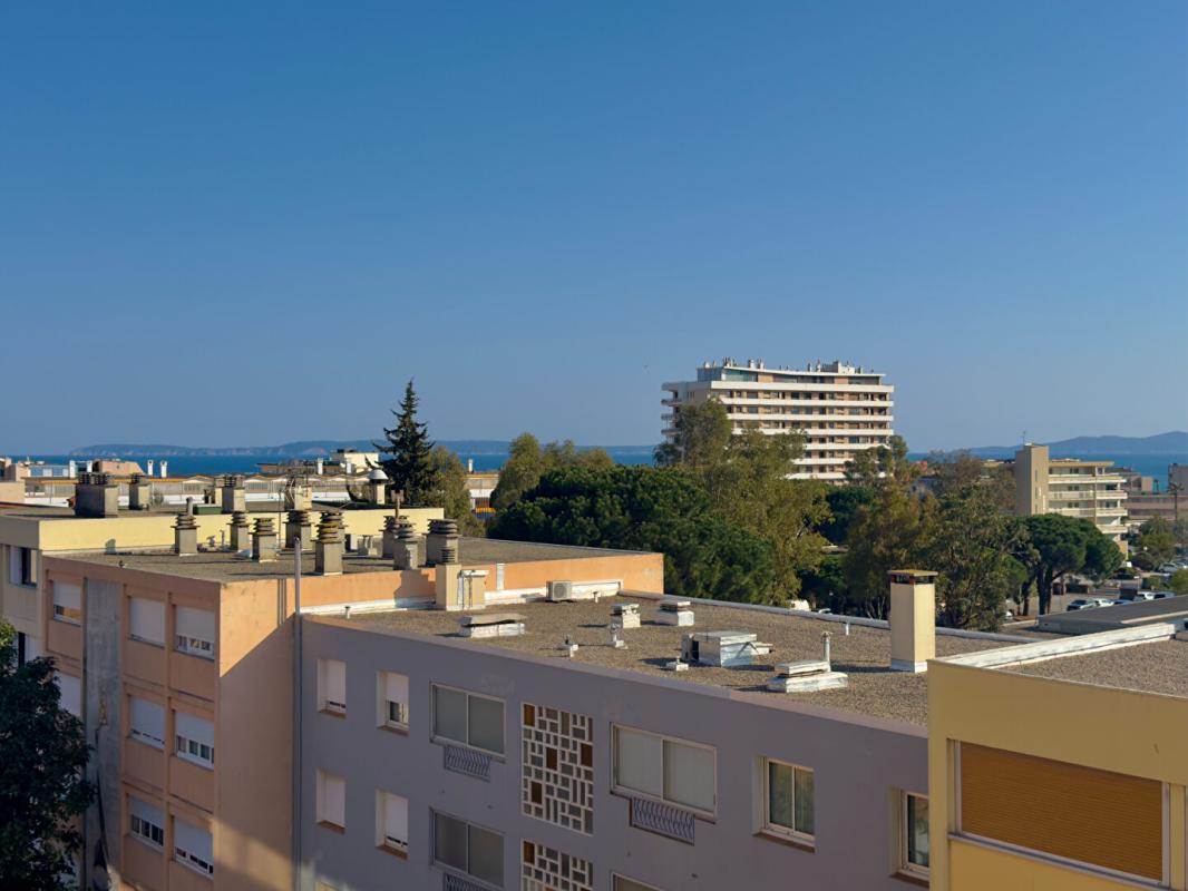 LE LAVANDOU Appartement deux pièces aperçu mer à vendre  centre ville Le Lavandou 7