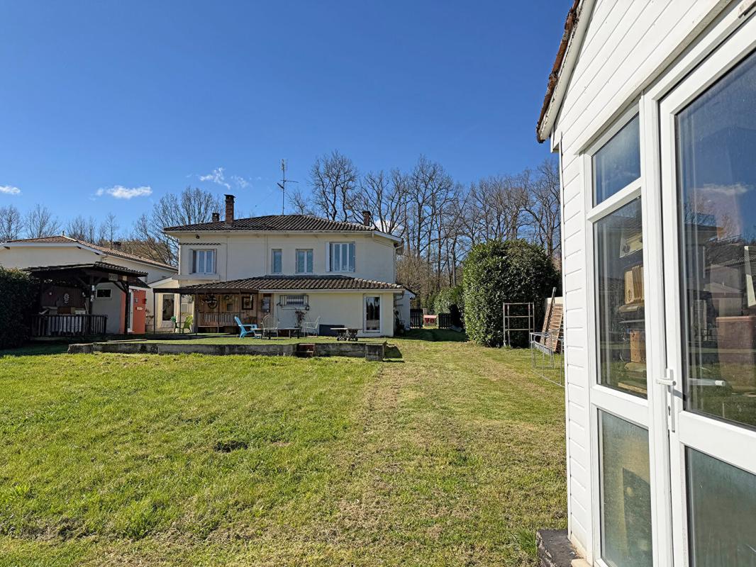 MIRAMONT-DE-GUYENNE Maison spacieuse composée de deux logements indépendants avec jardin de ville clos 18
