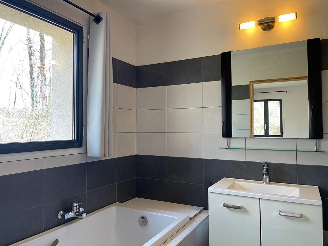 SALVIAC Spacieuse maison avec gîte, grand garage, à distance de marche d'un village dans le Lot 10