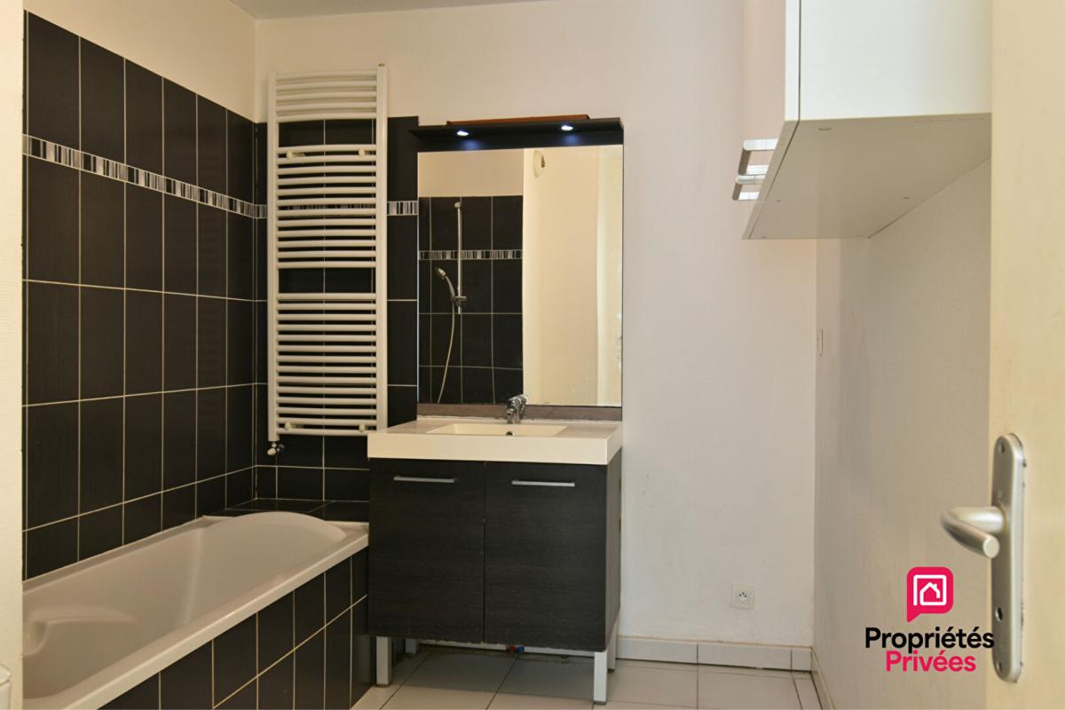 VAULX-EN-VELIN T3  très lumineux de 60 m2 - Rez de jardin - Vaulx En Velin 6