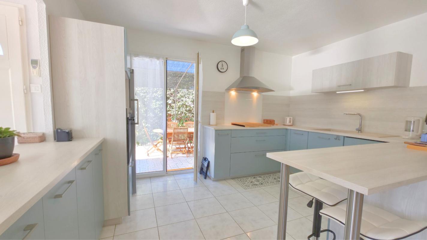 MILLAS Millas Villa plain pied 4 faces 3 chambres piscine garage + carport quartier calme 10