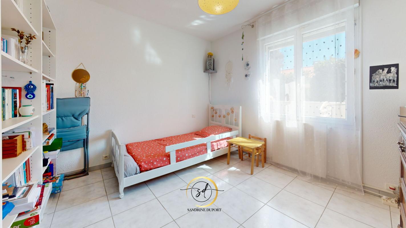 MILLAS Millas Villa plain pied 4 faces 3 chambres piscine garage + carport quartier calme 12