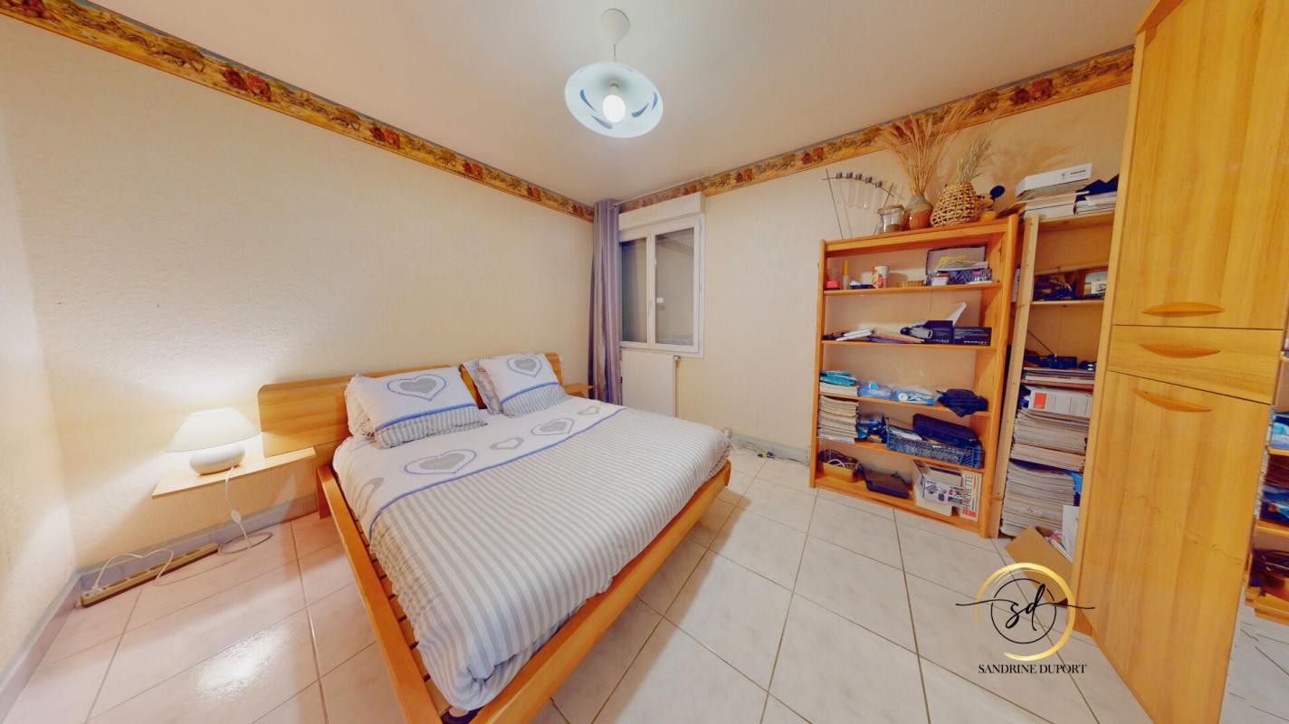 MILLAS Millas Villa plain pied 4 faces 3 chambres piscine garage + carport quartier calme 13