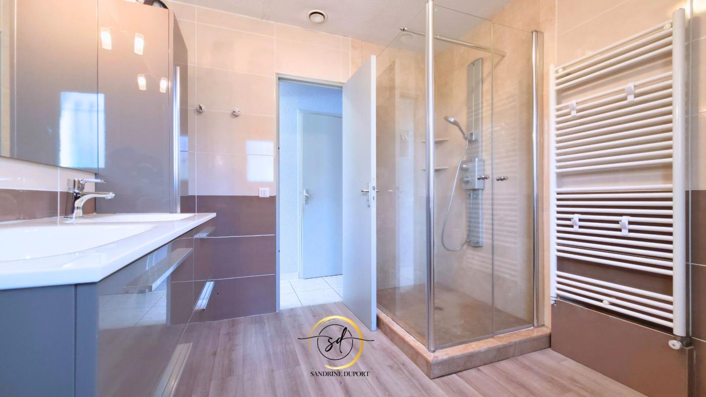 MILLAS Millas Villa plain pied 4 faces 3 chambres piscine garage + carport quartier calme 15