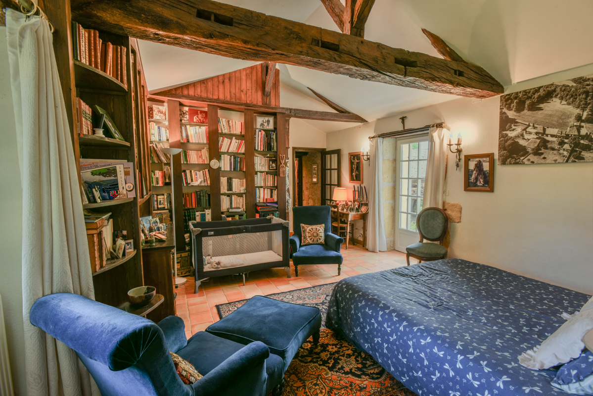 LALINDE 24150 Charmant Domaine , +/-392m2, 10 ch, dépendance , piscine, +/-13ha 13