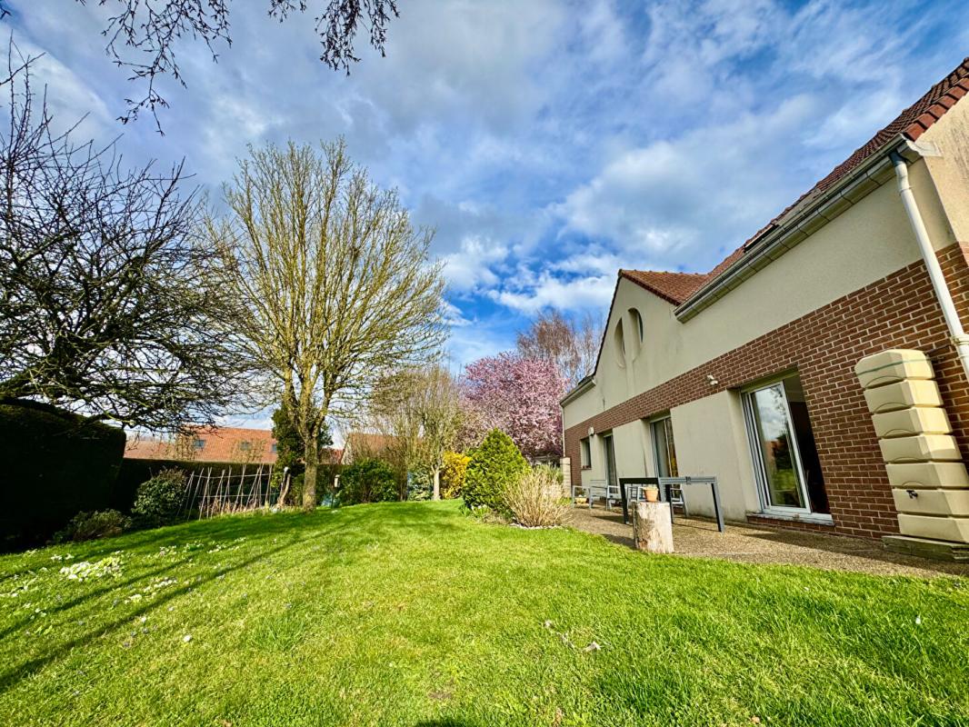 SALOUEL PAVILLON SALOUEL  7 chambres , 3 salles de bains, 220m2  , sous-sol complet , garage 2 voitures, jardin 1