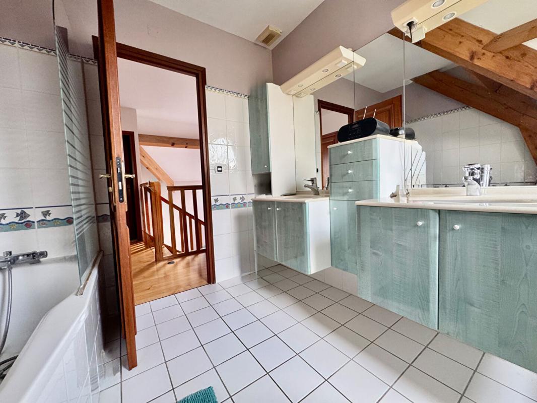 SALOUEL PAVILLON SALOUEL  7 chambres , 3 salles de bains, 220m2  , sous-sol complet , garage 2 voitures, jardin 10