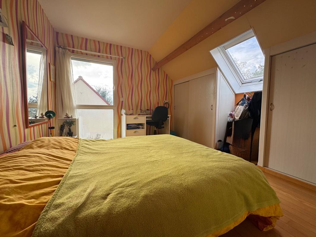 SALOUEL PAVILLON SALOUEL  7 chambres , 3 salles de bains, 220m2  , sous-sol complet , garage 2 voitures, jardin 11