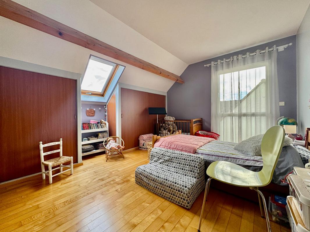 SALOUEL PAVILLON SALOUEL  7 chambres , 3 salles de bains, 220m2  , sous-sol complet , garage 2 voitures, jardin 12