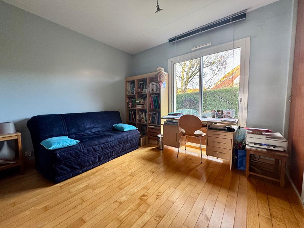 SALOUEL PAVILLON SALOUEL  7 chambres , 3 salles de bains, 220m2  , sous-sol complet , garage 2 voitures, jardin 14