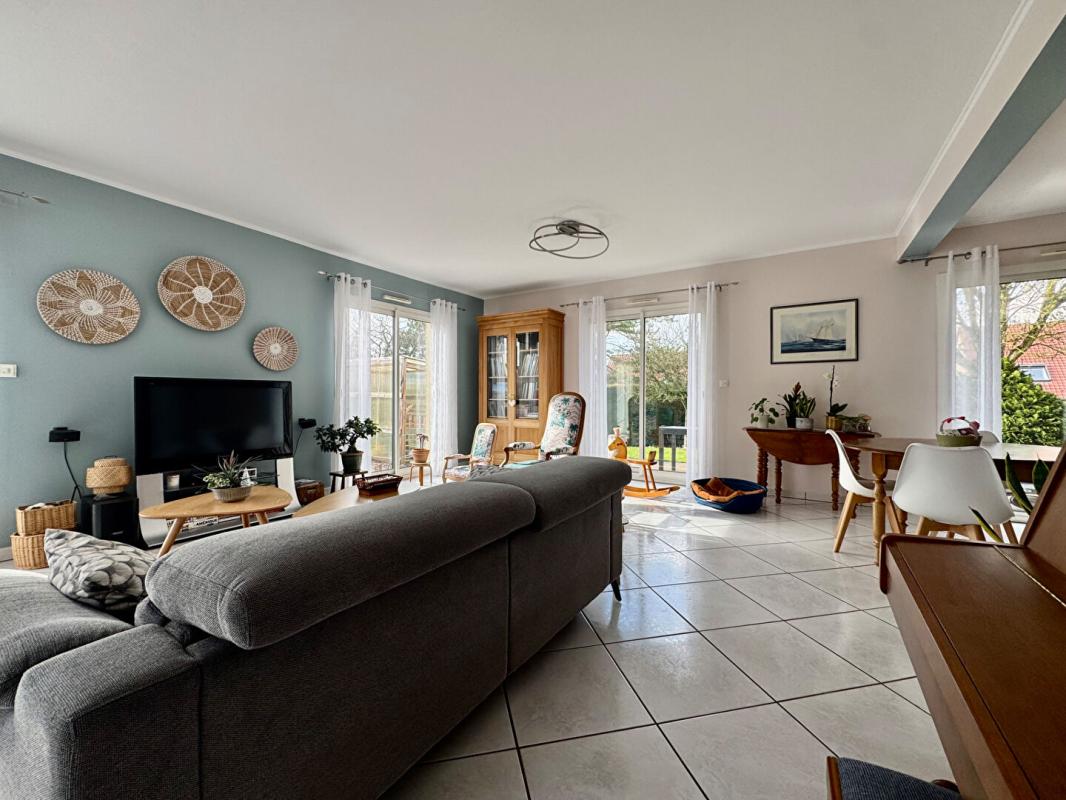 SALOUEL PAVILLON SALOUEL  7 chambres , 3 salles de bains, 220m2  , sous-sol complet , garage 2 voitures, jardin 2