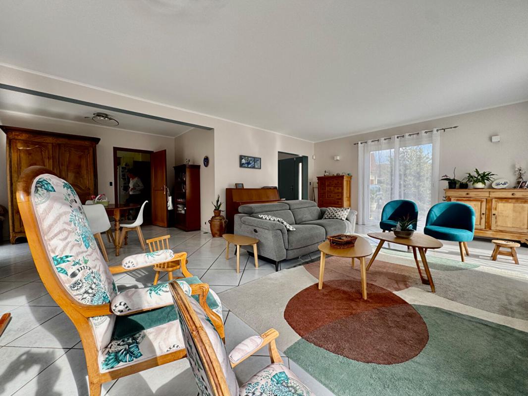 SALOUEL PAVILLON SALOUEL  7 chambres , 3 salles de bains, 220m2  , sous-sol complet , garage 2 voitures, jardin 4